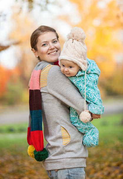 Retrato de mulher jovem e seu filho bebê no parque
 - Foto, Imagem