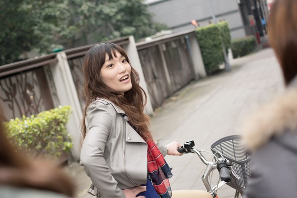 молоді азіатські жінки велосипед їзда з друзями - Фото, зображення