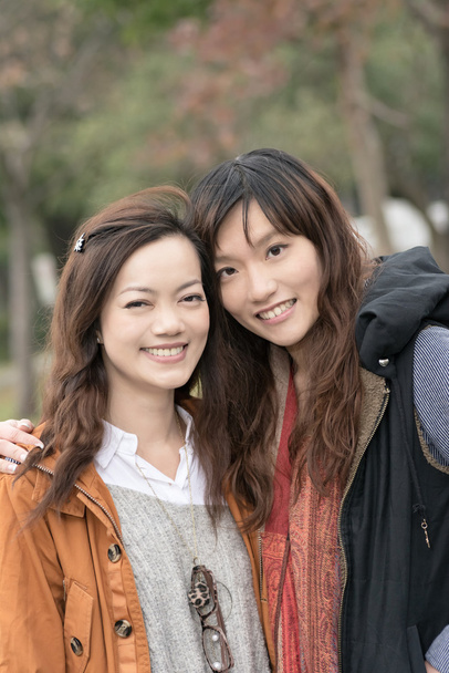 щасливі посміхаючись азіатських жінок в парку - Фото, зображення