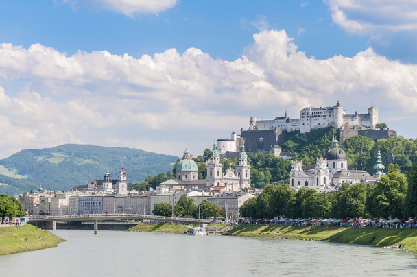 Río Salzach en camino a través de Salzburgo, Austria
 - Foto, imagen