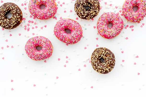 Donuts flat lay pattern on white background, top view - Foto, imagen