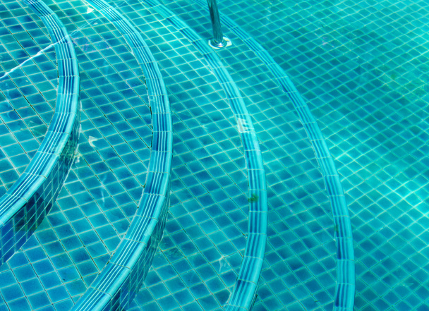 блакитний басейн в готелі
 - Фото, зображення