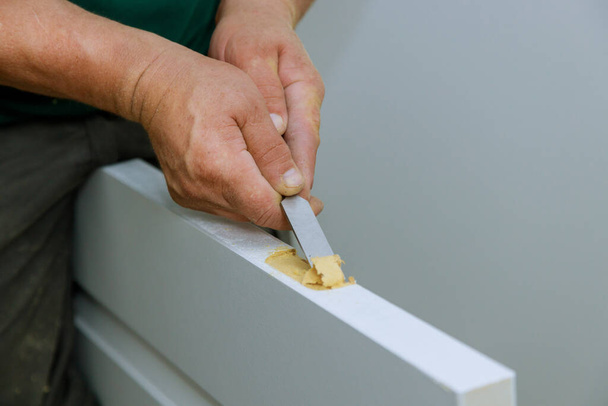 Houten deurinstallatie van een scharnier met beitel voor montage op scharnieren - Foto, afbeelding