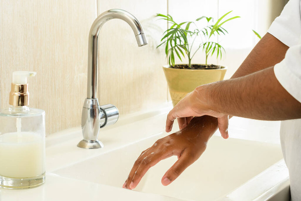 mycie rąk podstawowa higiena, aby zapobiec skażeniu covid-19 koronawirusem - Zdjęcie, obraz