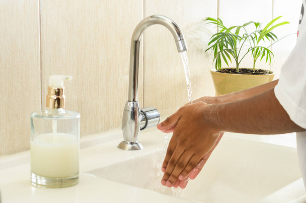 Grundlegende Hygiene beim Händewaschen, um eine Kontamination mit Covid-19 Coronavirus zu verhindern - Foto, Bild