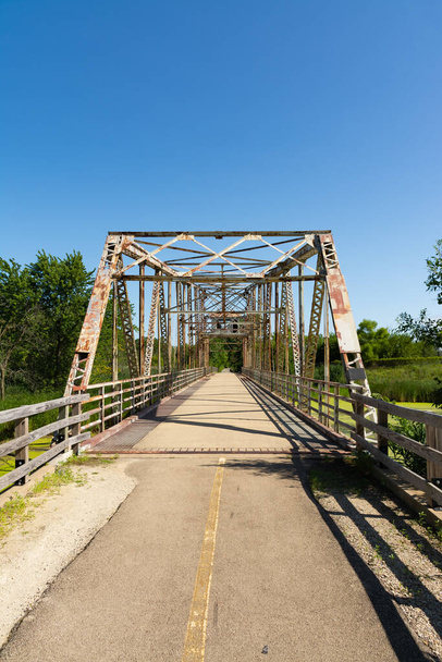 Viejo puente oscilante a lo largo del Sendero Centenario. Romeoville, Illinois, Estados Unidos - Foto, Imagen