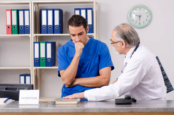 Dos doctores hablando en la recepción en el hospital - Foto, Imagen
