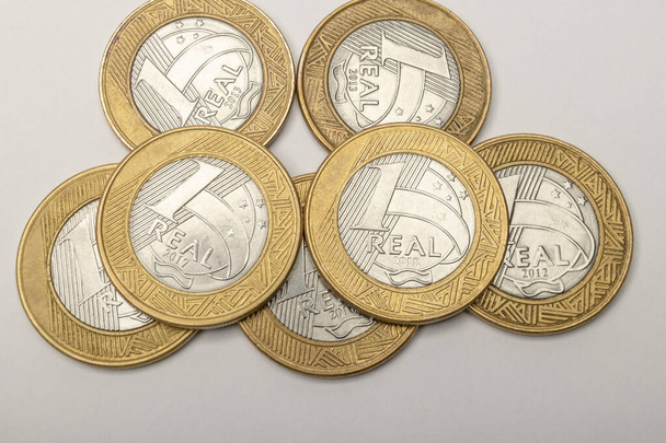 Бразильські гроші, єдина валюта на білому тлі - Фото, зображення