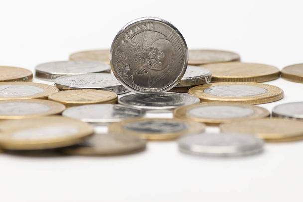 Бразильские деньги, единая валюта на белом фоне - Фото, изображение