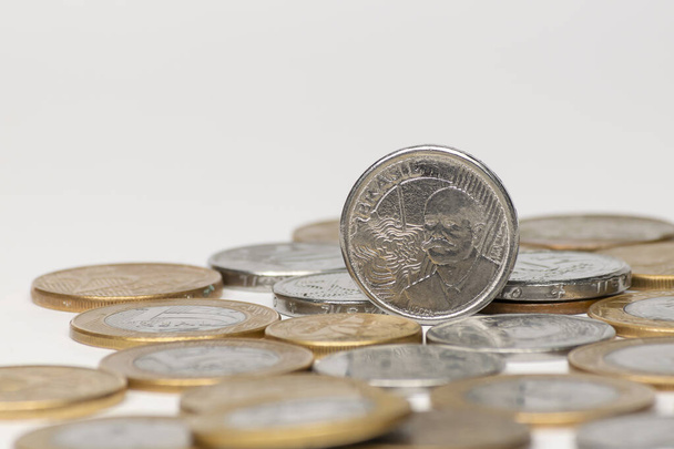 Бразильские деньги, единая валюта на белом фоне - Фото, изображение