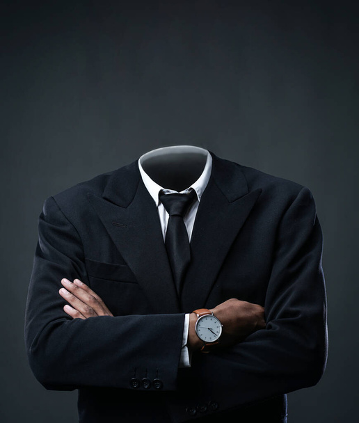 Бизнесмен без головы на тёмном фоне - Фото, изображение