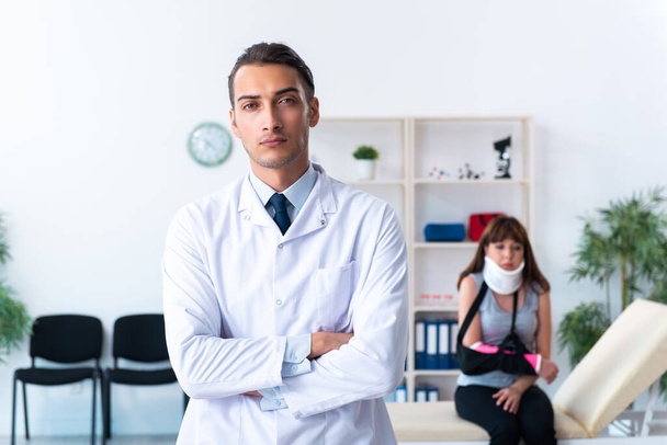 Young woman visiting male doctor traumatologist - Photo, Image