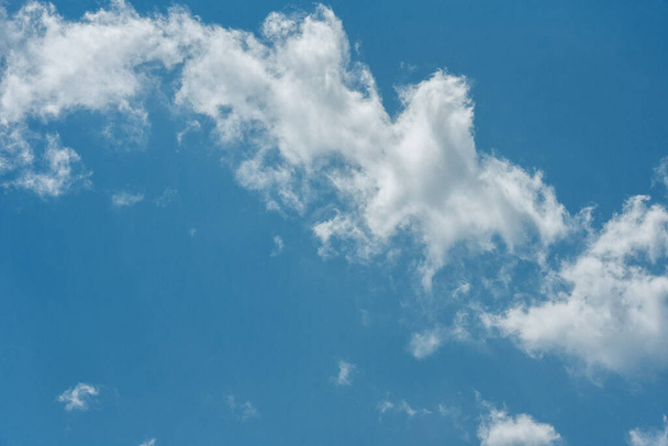 бледно-белое голубое небо с рассеянными кучевыми облаками, летнее голубое небо мягкое чистое. Пушистый, ветреный на пляже, хорошо закаливающиеся обои, пасмурный фон - Фото, изображение