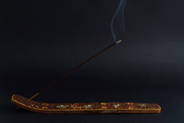 Ладан палка горят и дым на черном фоне. - Фото, изображение