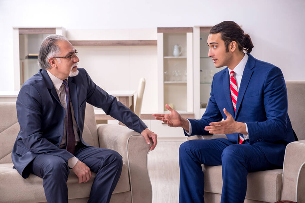 Due uomini d'affari discutono di affari in ufficio - Foto, immagini