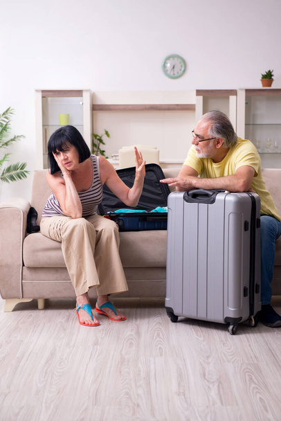 Old couple preparing for vacation travel - Foto, imagen