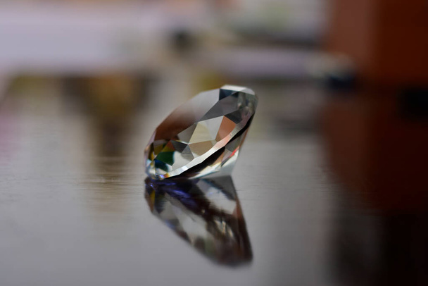 Τα διαμάντια είναι πολύτιμα, ακριβά και σπάνια. Για την κατασκευή κοσμημάτων - Φωτογραφία, εικόνα