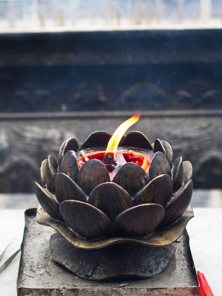 Čínský plamen svíčky s držákem oleje svíčky v chrámu Shaolin. Dengfeng, město Čeng-čou, provincie Čchen-nan, Čína, 18. října 2018. - Fotografie, Obrázek