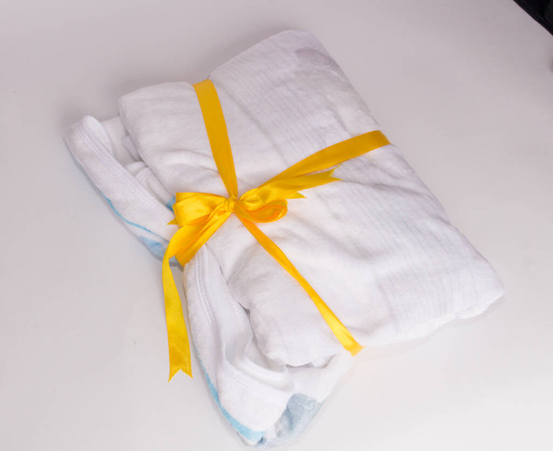 toalla blanca doblada con una cinta amarilla - Foto, Imagen