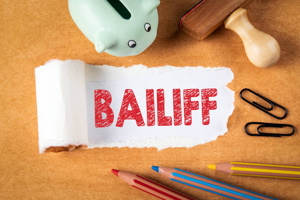 Het is BAILIFF. Economische crisis, rechtsstaat, steun- en terugbetalingsconcept - Foto, afbeelding