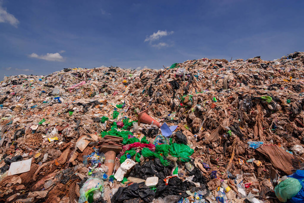 Afvalbergen, moeilijk afbreekbare residuen van stedelijke en industriële gebieden veroorzaken milieuproblemen voor de wereld - Foto, afbeelding