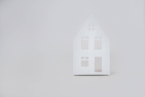 White figure of a house with Windows on a white background - 写真・画像