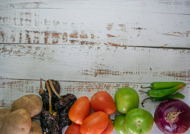φρέσκα υλικά με λαχανικά και πιπεριές τσίλι - Φωτογραφία, εικόνα