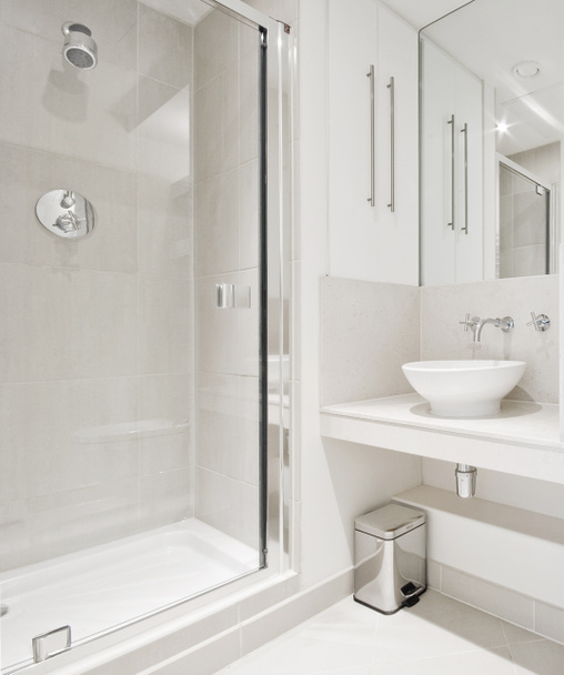 Banheiro moderno com chuveiro de canto
 - Foto, Imagem