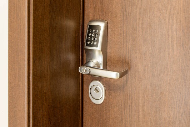 Manija de puerta con bloqueo de código de acceso. Manija electrónica de la puerta con números de llaveros. Sistema de seguridad doméstica - Foto, Imagen
