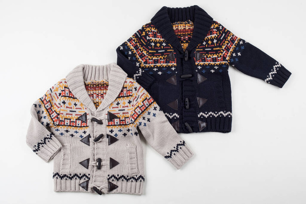 Chaleco caliente para dos niños (suéter)) - Foto, imagen