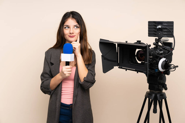 Δημοσιογράφος γυναίκα κρατώντας ένα μικρόφωνο και αναφέροντας ειδήσεις πάνω από απομονωμένο υπόβαθρο σκέψης μια ιδέα - Φωτογραφία, εικόνα