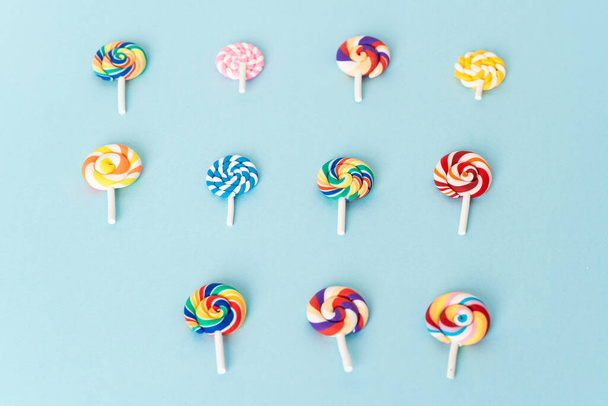 Renk arkaplanına karşı şekerler  - Fotoğraf, Görsel