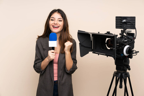 Reporter donna in possesso di un microfono e la segnalazione di notizie su sfondo isolato che celebra una vittoria - Foto, immagini
