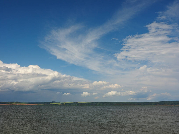 Letní krajina s velkou řekou a krásnou oblohou. Rusko, Ural - Fotografie, Obrázek