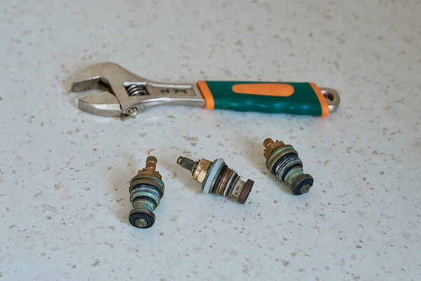 Fermer les outils pour réparer le robinet de cuisine, vue horizontale - Photo, image