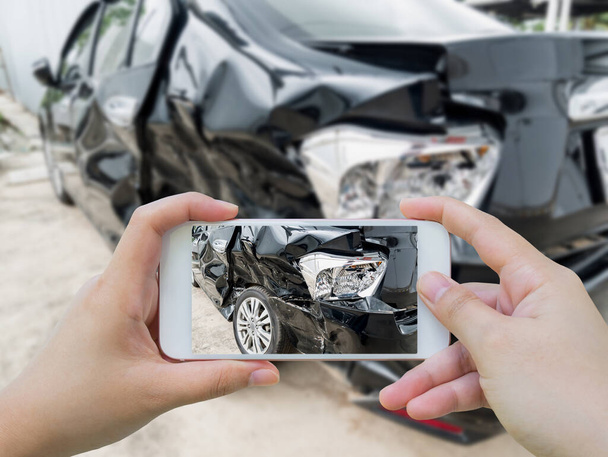 Accidente de accidente de coche dañado con la mano usando el teléfono inteligente tomar fotos - Foto, Imagen