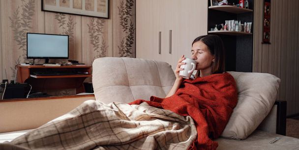 Mulher Doente e Gripe. Apanhei um resfriado. Mulher sentindo frio com cobertor descansando no sofá em casa - Foto, Imagem