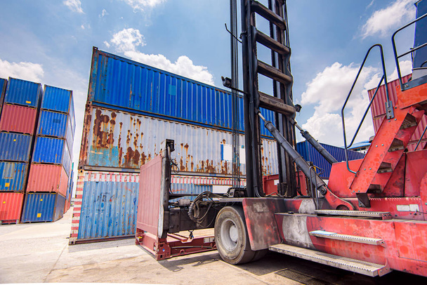 Uluslararası deniz taşımacılığı için konteyner limanında forklift yükleme kutusu. İthalat ve ihracat için kargo gemisi, nakliye - Fotoğraf, Görsel