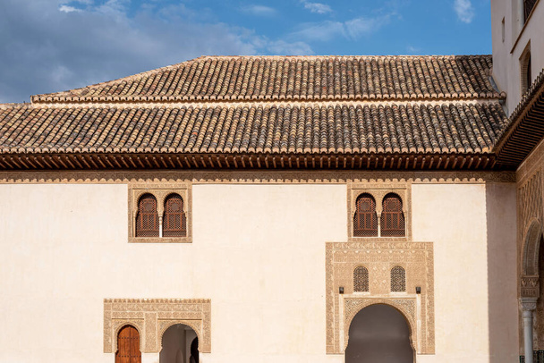 Puertas en el Patio de los Mirtos de la Alhambra, Granada. España - Foto, Imagen