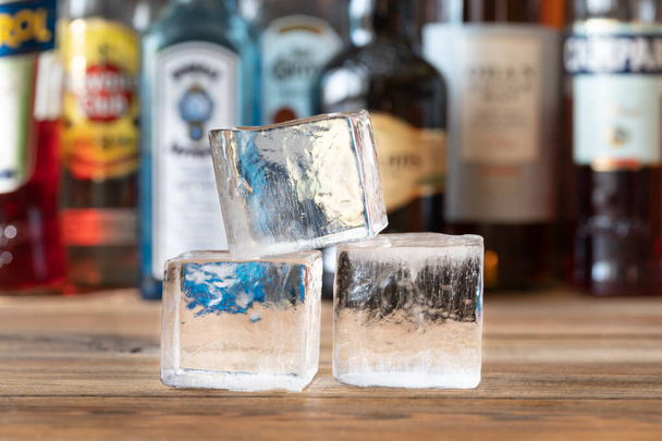 Bar tezgahında kristal berrak buz küpleri - Fotoğraf, Görsel