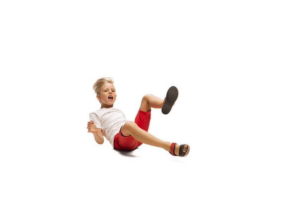 Glücklicher kleiner kaukasischer Junge springt und rennt isoliert auf weißem Hintergrund - Foto, Bild