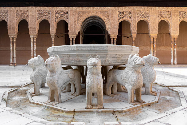 Alhambra Sarayı 'ndaki Aslanlar Mahkemesi, Granada, İspanya - Fotoğraf, Görsel