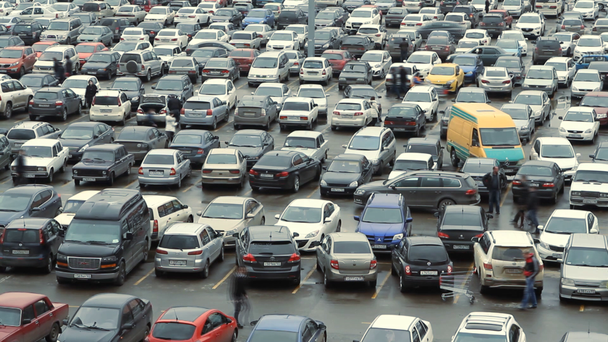 Un montón de coches de estacionamiento en la ciudad
 - Metraje, vídeo