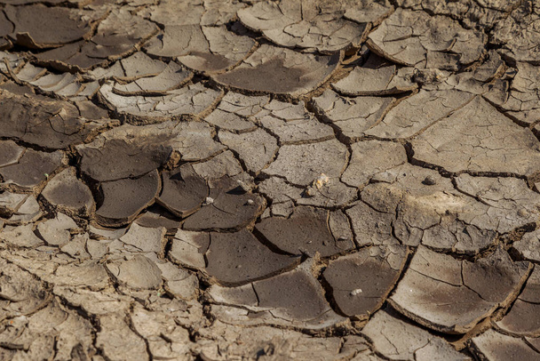 Ξηρές βαθιές ρωγμές στην έρημο. Παγκόσμια λειψυδρία στον πλανήτη. Η έννοια της υπερθέρμανσης του πλανήτη και του φαινομένου του θερμοκηπίου. Ξηρασία ραγισμένη κλιματική αλλαγή της γης - Φωτογραφία, εικόνα