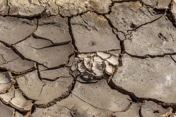 Сухие глубокие трещины пустыни. Мировая нехватка воды на планете. Глобальное потепление и концепция парникового эффекта. Засуха треснула изменение климата - Фото, изображение
