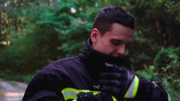 Feuerwehrmann zieht seine Uniform aus - Filmmaterial, Video