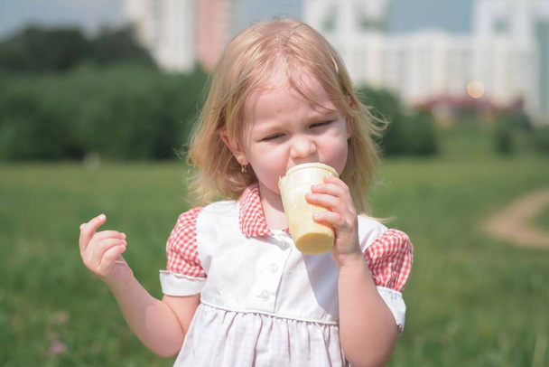 かわいい幼児の女の子はアイスクリームを食べる - 写真・画像