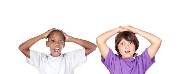 Bambini che coprono le orecchie e scioccati da un suono forte isolato su uno sfondo bianco - Foto, immagini