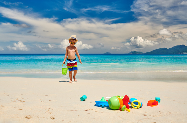 Dreijähriger Junge spielt mit Strandspielzeug am Strand. Sommerurlaub mit der Familie auf den Seychellen, Mahe. - Foto, Bild
