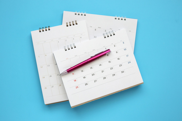 página de calendário com caneta close-up em fundo azul conceito de reunião de planejamento de negócios - Foto, Imagem